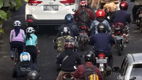 Kondisi jalan yang tak memiliki jalur khusus sepeda membuat sejumlah pesepeda yang hendak gowes di pagi hari harus ikut macet-macetan. Para pesepeda ini juga harus gowes dengan ekstra hati-hati saat menembus kemacetan.