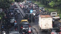 Sekedar informasi, jalur khusus sepeda hanya ada di pusat kota seperti di Jalan Merdeka atau Asia Afrika.