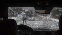 Pemandangan pecahan kaca dan lubang peluru di kaca depan mobil polisi di jalan di Almaty, Kazakhstan. (AP/Vladimir Tretyakov)