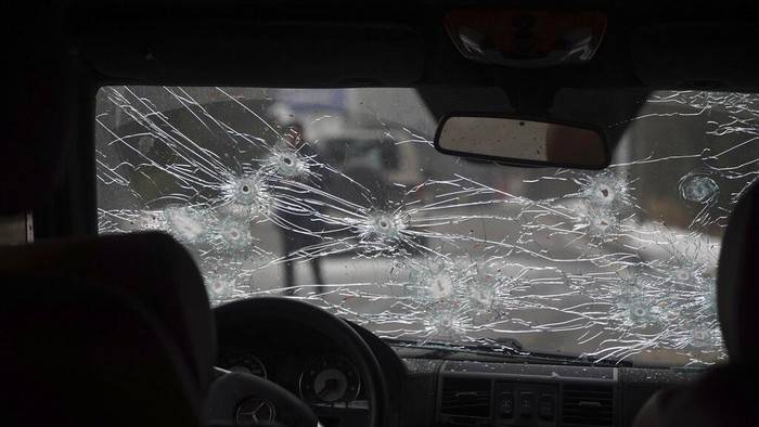 Mobil-mobil Hangus Terbakar Saat Kerusuhan Kazakhstan A view of a shatterd glass and bullet holes in the windscreen of a police car is on the street in Almaty, Kazakhstan, Thursday, Jan. 6, 2022. Kazakhstan's president authorized security forces on Friday to shoot to kill those participating in unrest, opening the door for a dramatic escalation in a crackdown on anti-government protests that have turned violent. The Central Asian nation this week experienced its worst street protests since gaining independence from the Soviet Union three decades ago, and dozens have been killed in the tumult. (Vladimir Tretyakov/NUR.KZ via AP)