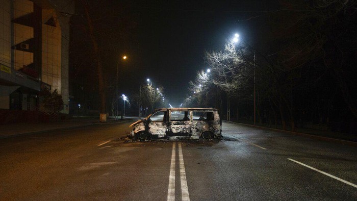 Mobil-mobil Hangus Terbakar Saat Kerusuhan Kazakhstan A police bus, which was burned after clashes, remains in an empty street in Almaty, Kazakhstan, late Saturday, Jan. 8, 2022. The office of Kazakhstan's president says about 5,800 people were detained by police during protests that burst into violence last week and prompted a Russia-led military alliance to send troops to the country. (AP Photo/Vasily Krestyaninov)