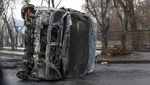 Deretan Bangkai Mobil yang Hangus Terbakar dalam Kerusuhan Kazakhstan