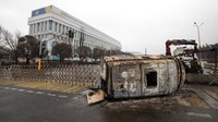 Kerusuhan tersebut dipicu naiknya harga bahan bakar. Kerusuhan menyebar dengan cepat ke kota-kota besar, termasuk Almaty yang memicu tembakan dari aparat kepolisian. (AP/Vasily Krestyaninov)