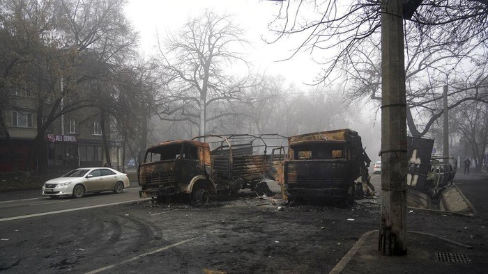 Mobil-mobil Hangus Terbakar Saat Kerusuhan Kazakhstan A view of burned military trucks after clashes, on a street in Almaty, Kazakhstan, Thursday, Jan. 6, 2022. Kazakhstan's president authorized security forces on Friday to shoot to kill those participating in unrest, opening the door for a dramatic escalation in a crackdown on anti-government protests that have turned violent. The Central Asian nation this week experienced its worst street protests since gaining independence from the Soviet Union three decades ago, and dozens have been killed in the tumult. (Vladimir Tretyakov/NUR.KZ via AP)