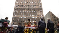Diketahui, bangunan 19 lantai di The Bronx borough, New York, itu merupakan sebuah apartemen. Sejumlah petugas pemadam kebakaran dan paramedis dikerahkan untuk mengevakuasi korban kebakaran. AP Photo/Yuki Iwamura.