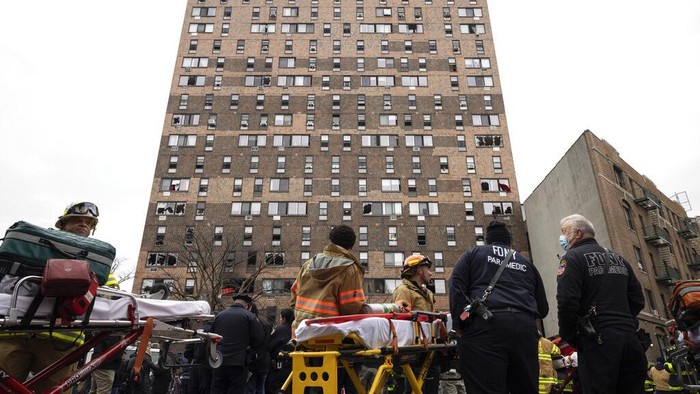Kebakaran terjadi di New York, Amerika Serikat. Dilaporkan 19 orang tewas akibat kebakaran dahsyat tersebut.