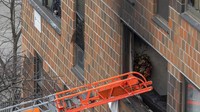 Wali Kota New York, Eric Adams, mengatakan 19 orang telah meninggal kebakaran sekitar pukul 11.00 waktu setempat. Dia menyebut kebakaran itu tepatnya terjadi di gedung Twin Parks North West yang menyediakan perumahan terjangkau. AP Photo/Yuki Iwamura.  