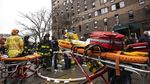Momen Evakuasi Korban Kebakaran Besar di Apartemen New York