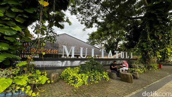 Museum Multatuli memiliki pohon-pohon besar yang bikin suasana cukup adem. (Femi Diah/detikcom)