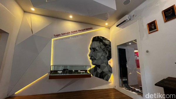 Setelah mengisi buku tamu, traveler akan disambut oleh ruangan pertama yang merupakan ruang selamat datang. terdapat mozaik Multatuli yang terbuat dari potongan akrilik dan kutipan Tugas manusia adalah menjadi manusia. (Femi Diah/detikcom) Setelah mengisi buku tamu, traveler akan disambut oleh ruangan pertama yang merupakan ruang selamat datang. terdapat mozaik Multatuli yang terbuat dari potongan akrilik dan kutipan Tugas manusia adalah menjadi manusia. (Femi Diah/detikcom)