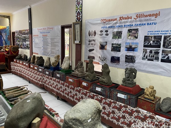 Berikut ini adalah koleksi benda di Museum Prabu Siliwangi: kerajinan batu ada 100 buah, kerajinan keramik ada satu buah, kerajinan logam dan kuningan ada 47 buah, senjata dan pusaka ada 97 buah, dan naskah dan kitab kuno ada 79 buah.