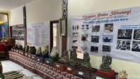 Berikut ini adalah koleksi benda di Museum Prabu Siliwangi: kerajinan batu ada 100 buah, kerajinan keramik ada satu buah, kerajinan logam dan kuningan ada 47 buah, senjata dan pusaka ada 97 buah, dan naskah dan kitab kuno ada 79 buah.