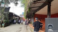 “Jadi pondok pesantren ini diawali majelis zikir pada tahun 1996. Tahun 2010, jemaah berkembang dan gotong royong membangun pesantren di sini. Agar beda dibuat museumnya karena begitu banyak pondok di sini,” kata Irwan pengelola Museum Prabu Siliwangi pada detikTravel beberapa waktu lalu.