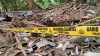 Rumah milik Ulung (38) hancur akibat ledakan. Lelaki tersebut tewas di tempat saat peristiwa maut itu terjadi.
