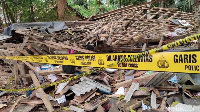 Ngeri! Rumah Warga di Pandeglang Hancur Lebur Gegara Ledakan Rumah milik Ulung (38) hancur akibat ledakan di Kabupaten Pandeglang, Banten. Lelaki tersebut pun tewas di tempat saat peristiwa maut itu terjadi.