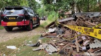 Pantauan di lokasi, Senin (10/1/2022) siang, rumah berukuran sekitar 4x8 meter itu porak-poranda akibat ledakan tersebut. Tak ada yang tersisa dari bangunan itu lantaran kediaman Ulung sudah hampir rata dengan tanah.