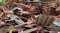 Somad, warga setempat mengatakan, ledakan terjadi sekira pukul 20.30 WIB. Ia menjadi salah seorang warga yang mendengar ledakan tersebut karena rumahnya tak jauh dari lokasi kejadian. Hingga kini, petugas kepolisian masih disiagakan di lokasi kejadian. Tim Gegana Polda Banten dengan peralatan lengkap juga sudah diterjunkan ke tempat tersebut untuk menyelidiki penyebab ledakan itu.