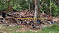 Rumah Ulung berada di Kampung Cisaat, Desa Tangkilsari, Kecamatan Cimanggu, Kabupaten Pandeglang, Banten. Ledakan maut tersebut berlangsung Minggu (9/1).