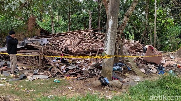 Rumah milik Ulung (38) hancur akibat ledakan di Kabupaten Pandeglang, Banten. Lelaki tersebut pun tewas di tempat saat peristiwa maut itu terjadi.