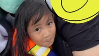 Sosok pria misterius itu masih disembunyikan oleh Nindy Ayunda. Nindy menyebut pria tersebut adalah pawang untuk putri bungsunya, Kinara. Foto: dok. Instagram Story Nindy Ayunda