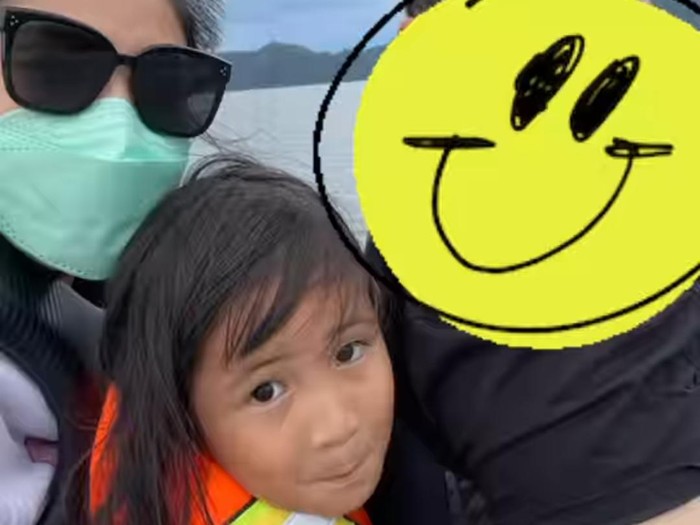 Nindy Ayunda Nindy Ayun dan sosok pria yang disebutnya sebagai pawang putri bungsunya.