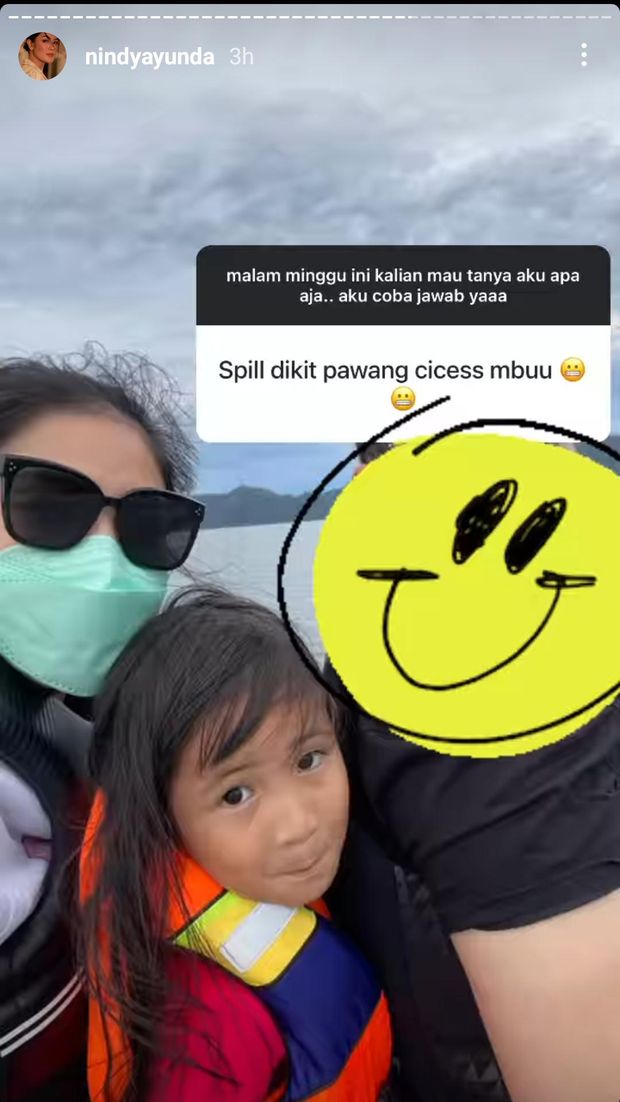 Nindy Ayun dan sosok pria yang disebutnya sebagai pawang putri bungsunya.