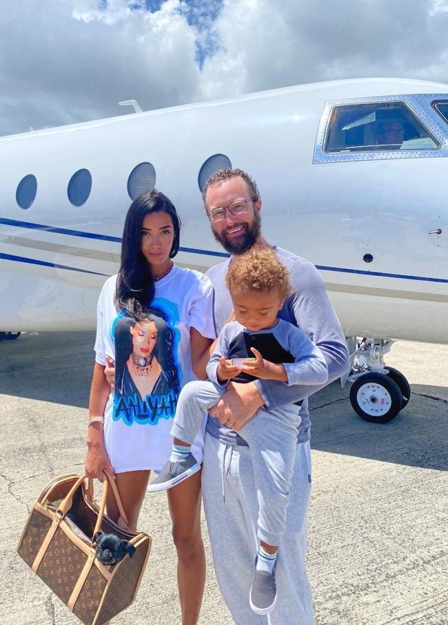 Ini menjadi potret kemesraan terakhir Noella dan suaminya James di bulan April 2021. Keduanya tampak masih kompak saat akan berlibur dengan private jet. Foto: Dok. Instagram/@noellanoelbergener