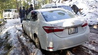 Kendaraan terdampar di jalan yang tertutup salju di daerah yang dilanda hujan salju lebat di Murree, sekitar 45 kilometer sebelah utara ibu kota Islamabad, Pakistan. (AP/Rahmat Gul)