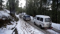 Sementra pasca-badai salju itu menutup sejumlah mobil pengunjung Murree, suhu berangsur turun menjadi -8 derajat Celsius. (AP/Rahmat Gul)