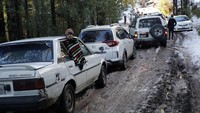 Akibatnya, semua rute menuju kota bukit ditutup karena lalu lintas yang padat.  Ribuan mobil terdampar. (AP/Rahmat Gul)