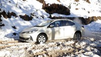 Dalam 24 jam terakhir telah terjadi hujan salju lebat. Salju setinggi lebih dari satu meter di area resor Murree Hills pada Jumat (7/1/2022) malam dan Sabtu (8/1/2022) pagi. (AP/Rahmat Gul)