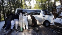 Murree adalah kota resor pegunungan, yang terletak di wilayah Galyat di Pegunungan Pir Panjal, di Distrik Rawalpindi Punjab, Pakistan. Bukit ini terletak sekitar 30 km dari laut Islamabad, dan memiliki ketinggian rata-rata 2.291 meter. (AP/Rahmat Gul)