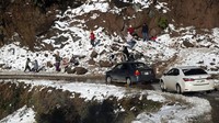 Sebelum badai salju, dalam beberapa hari terakhir, lebih dari 100.000 mobil memasuki wilayah Murree. (AP/Rahmat Gul)