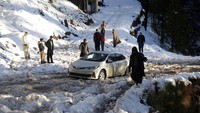 Petugas mengevakuasi mobil yang terjebak badai salju di Murree, Pakistan, Senin, (10/1/2022).  Murree berada sekitar 45 kilometer sebelah utara Ibu Kota Islamabad. (AP/Rahmat Gul)(AP/Rahmat Gul)