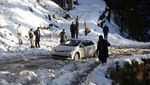 Ngeriii... Ribuan Mobil Terjebak Badai Salju di Resor Pakistan