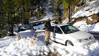 Sejumlah mobil terlihat masih terjebak salju di Murree, Pakistan. (AP/Rahmat Gul)