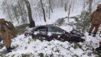 Pasukan militer mengambil bagian dalam operasi darurat penyelamatan di Murree, Pakistan. (AP Photo)