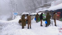 Tentara mengambil bagian dalam operasi penyelamatan di daerah yang dilanda hujan salju lebat di Murree, sekitar 45 kilometer sebelah utara ibu kota Islamabad, Pakistan, Sabtu, (8/1/2022). (AP Photo)