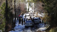 Kendaraan terdampar di jalan yang tertutup salju di daerah yang dilanda hujan salju lebat di Murree. (AP/Rahmat Gul)
