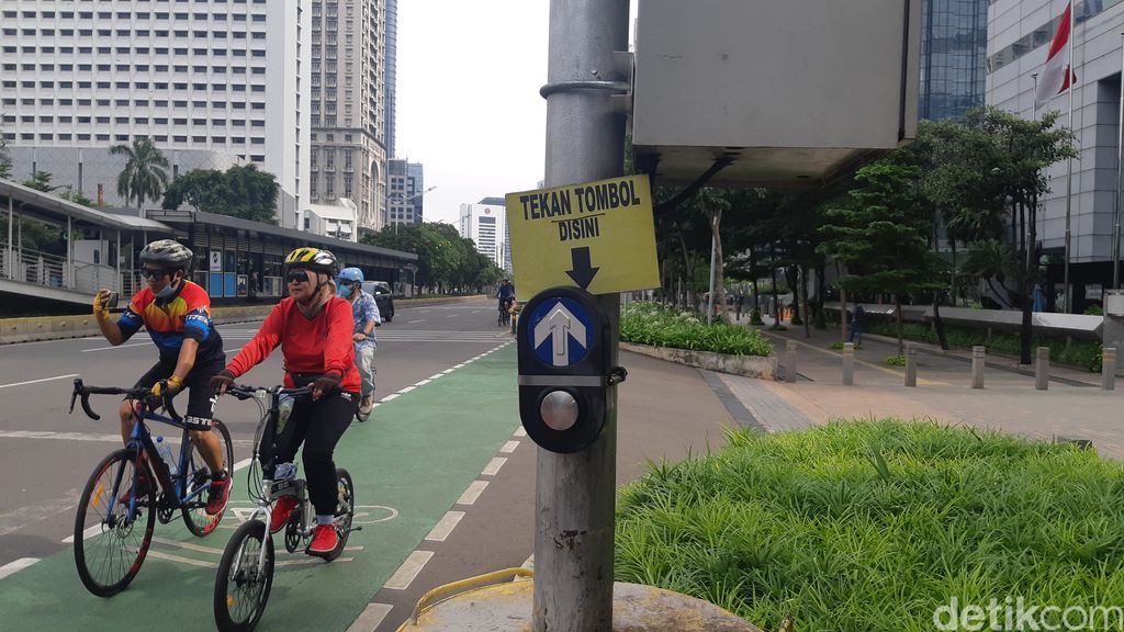 Pelican crossing di dekat JPO Karet Sudirman berarsitektur ornamen Kapal Pinisi, 9 Januari 2022. (Danu Damarjati/detikcom)