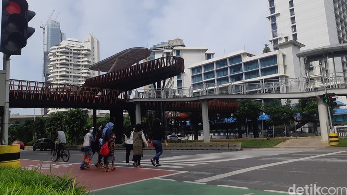 Pelican crossing di dekat JPO Karet Sudirman berarsitektur ornamen Kapal Pinisi, 9 Januari 2022. (Danu Damarjati/detikcom)