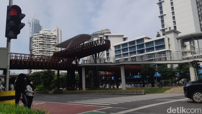 Pelican crossing di dekat JPO Karet Sudirman berarsitektur ornamen Kapal Pinisi, 9 Januari 2022. (Danu Damarjati/detikcom)
