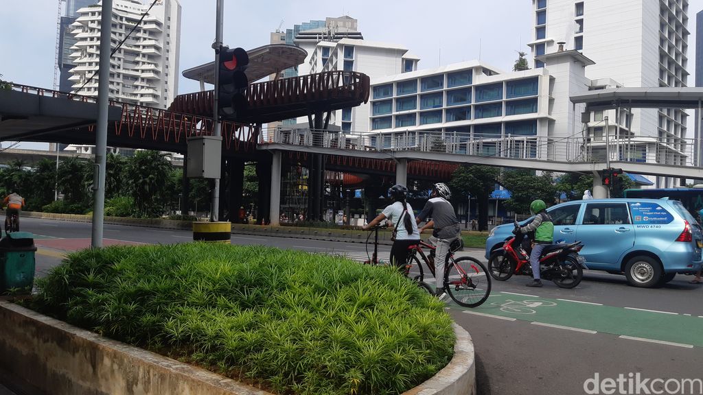 Pelican crossing di dekat JPO Karet Sudirman berarsitektur ornamen Kapal Pinisi, 9 Januari 2022. (Danu Damarjati/detikcom)