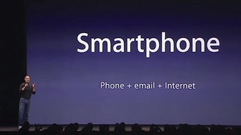 Menurut Steve Jobs, CEO Apple saat itu, smartphone adalah perangkat ponsel yang bisa mengakses internet dan email. Foto: Screenshot YouTube