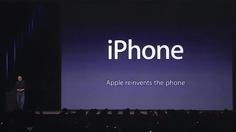 Peluncuran iPhone pertama pada 2007 oleh Steve Jobs