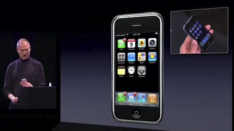 Peluncuran iPhone pertama pada 2007 oleh Steve Jobs