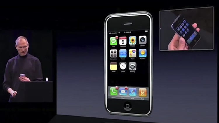 Peluncuran iPhone Pertama Peluncuran iPhone pertama pada 2007 oleh Steve Jobs