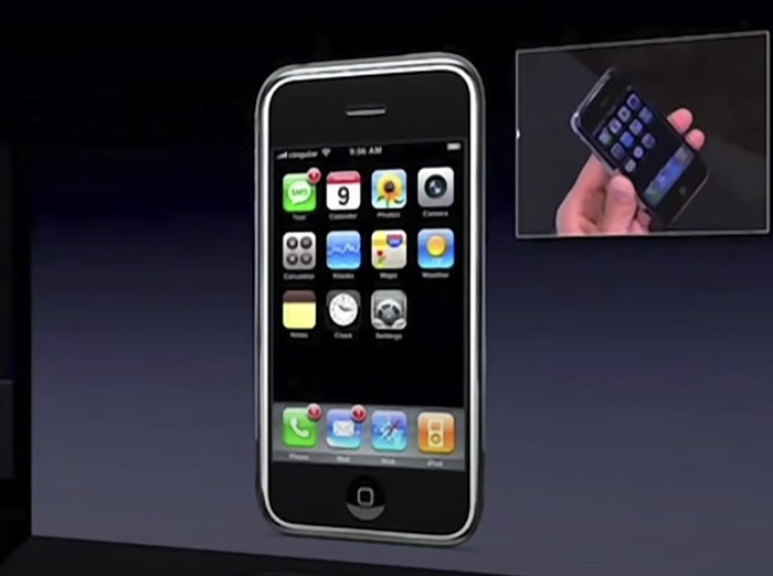 Peluncuran iPhone pertama pada 2007 oleh Steve Jobs