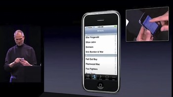 Ia mendapat sambutan meriah saat mendemonstrasikan scrolling pada layar untuk mencari kontak di iPhone. Foto: Screenshot YouTube