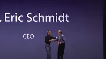 Apple masih damai dengan Google, dan menghadirkan CEO Google saat itu Eric Schmidt. Pasalnya, iPhone menggunakan Google Maps untuk peta digitalnya. Foto: Screenshot YouTube